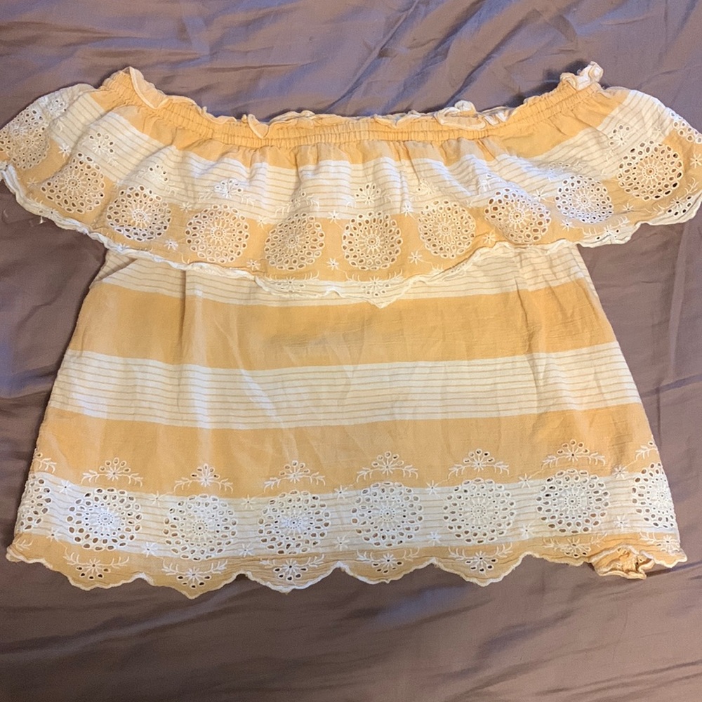 American Eagle. Off the shoulder shirt with beautiful details